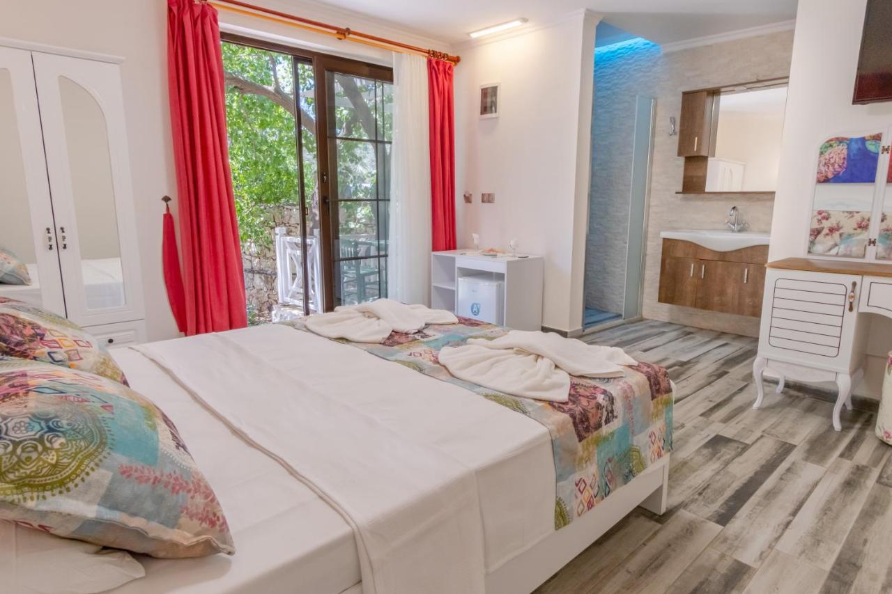 Отель Club Pink Palace 3*