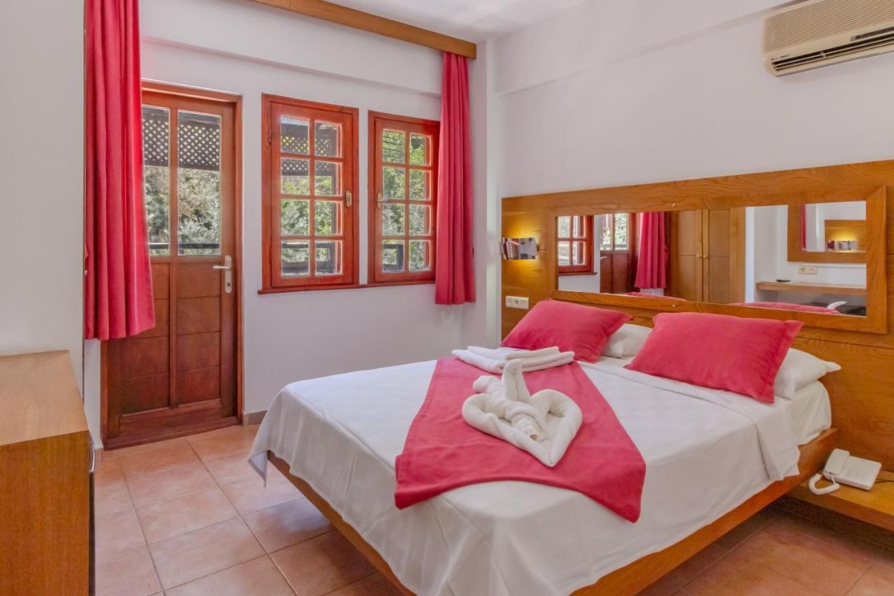 Отель Club Pink Palace 3*