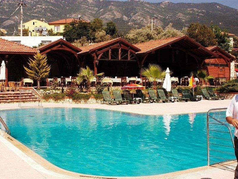 Отель Club Pink Palace 3*
