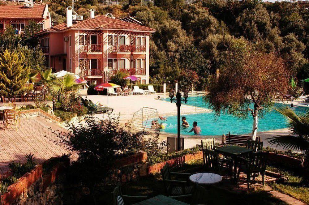 Отель Club Pink Palace 3*