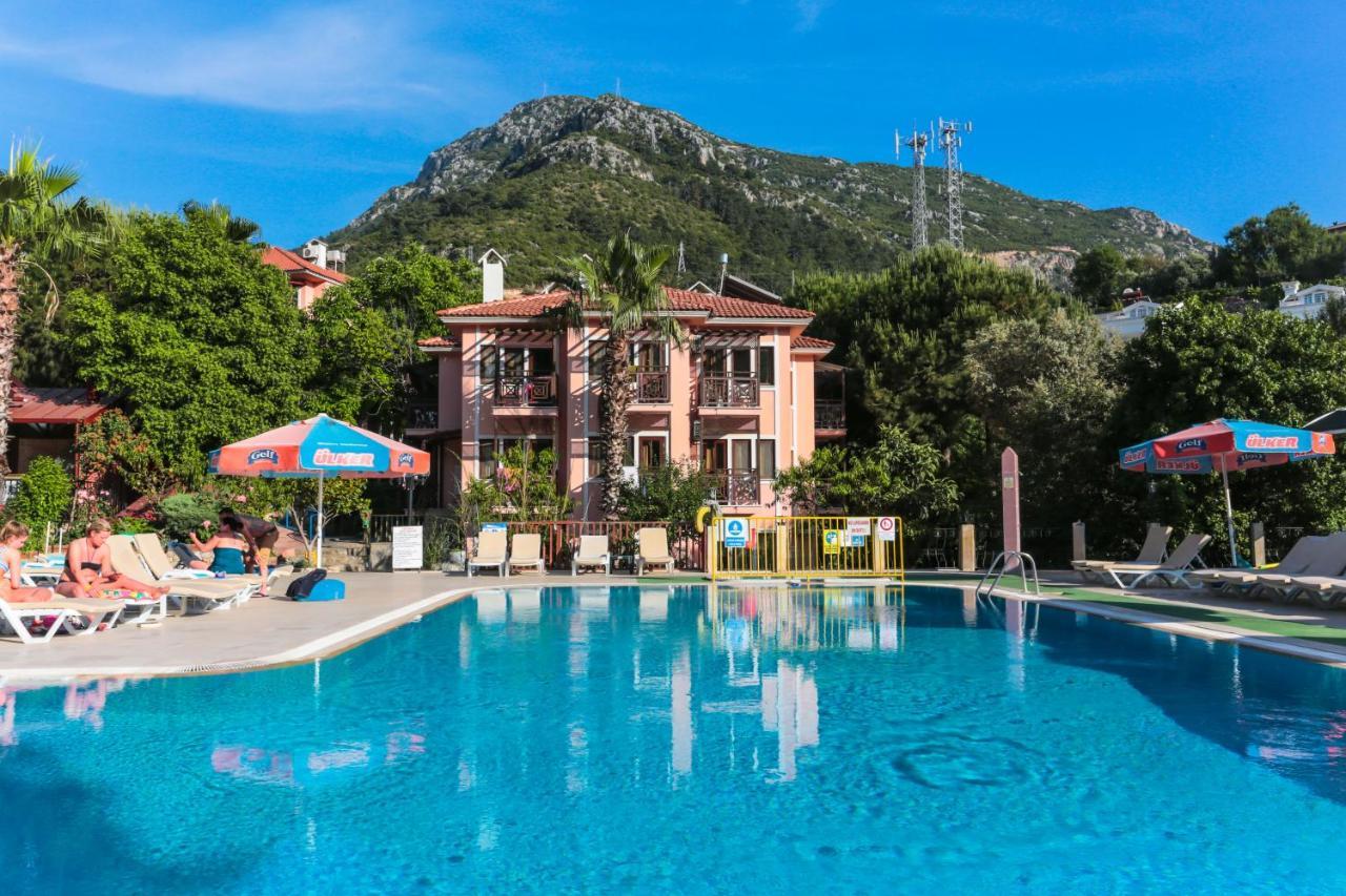 Отель Club Pink Palace 3*